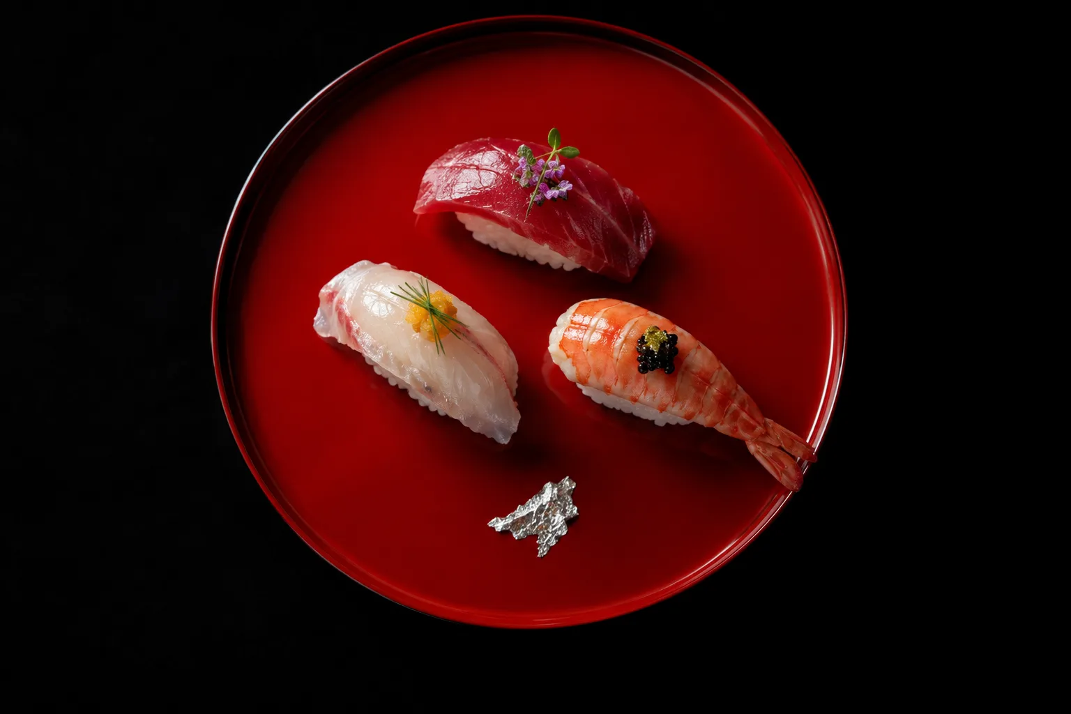 黒い背景の赤い漆皿に寿司を配したAI料理コンセプト